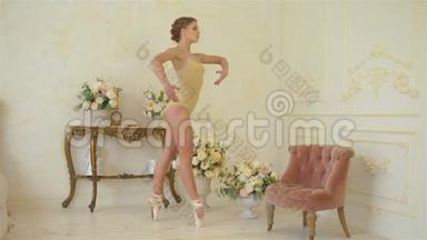 一个年轻漂亮的芭蕾舞女演员，穿着<strong>米色</strong>服装，身上的<strong>米色</strong>脚，下面坐着或站在复古附近